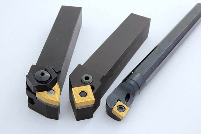 Herramientas de torneado - Las herramientas que aplican un molde definido en piezas metálicas, como engranajes en ejes